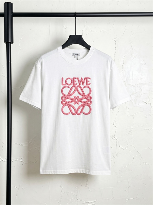 リピート人気 LOEWE ロエベ コピー Tシャツ メンズ 立体ロゴ ピンク刺繍アクセント 一枚で決まる