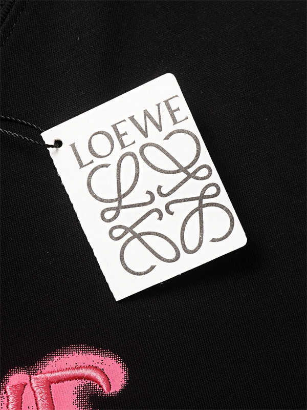 リピート人気 LOEWE ロエベ コピー Tシャツ メンズ 立体ロゴ ピンク刺繍アクセント 一枚で決まる