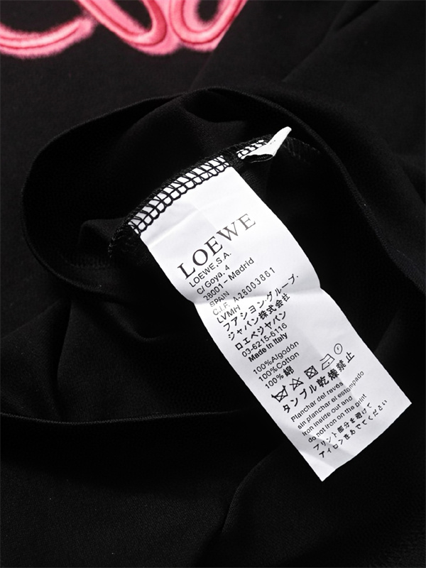 リピート人気 LOEWE ロエベ コピー Tシャツ メンズ 立体ロゴ ピンク刺繍アクセント 一枚で決まる