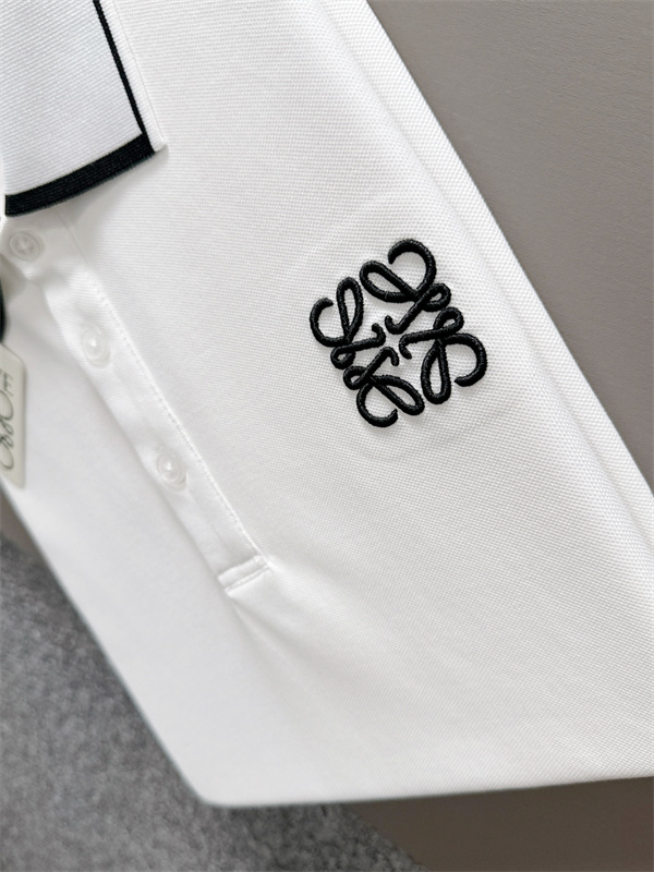 今売れている LOEWE ロエベ コピー 半袖ポロシャツ メンズ 刺繍ロゴ 襟ライン入り 一枚で決まる好印象トップス