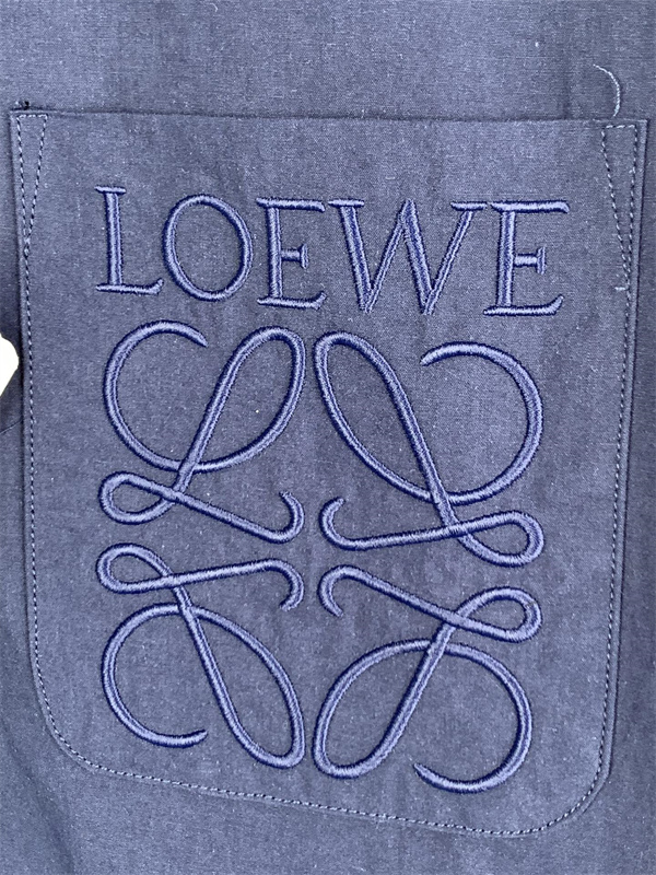 清潔感コーデ LOEWE ロエベ コピー 長袖シャツ メンズ エンボスロゴ 胸ポケット付き 大人に似合う端正トップス
