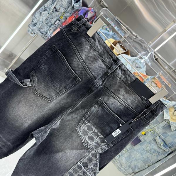 AMIRI アミリ デニムパンツ メンズ ワイドストレート パッチワーク ジャガードロゴ 切替デザイン ストリート カーゴ風