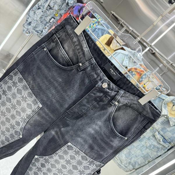 AMIRI アミリ デニムパンツ メンズ ワイドストレート パッチワーク ジャガードロゴ 切替デザイン ストリート カーゴ風
