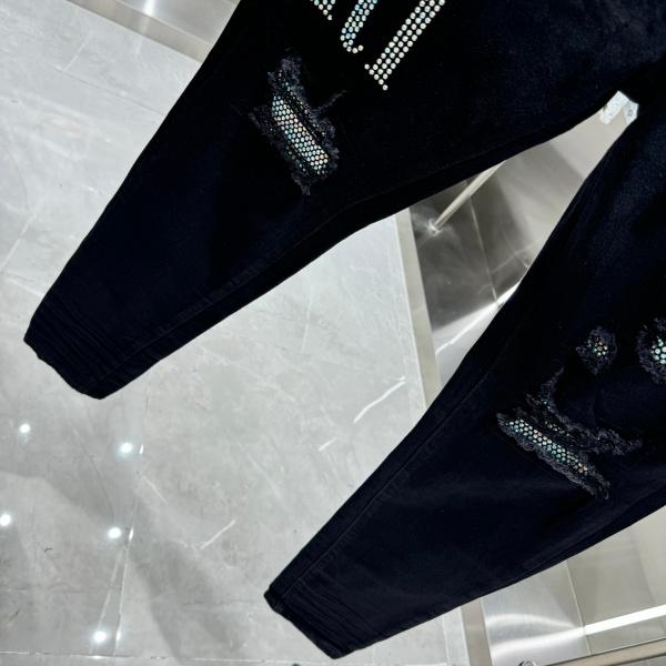 AMIRI アミリ デニムパンツ メンズ スキニーフィット ラインストーンロゴ ダメージ加工 ストレッチ ブラックデニム クラッシュ ストリート