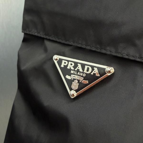 PRADA プラダ メンズ カーゴショートパンツ ナイロン 三角ロゴ 多ポケット ドローコード 軽量 機能性 ストリート 夏