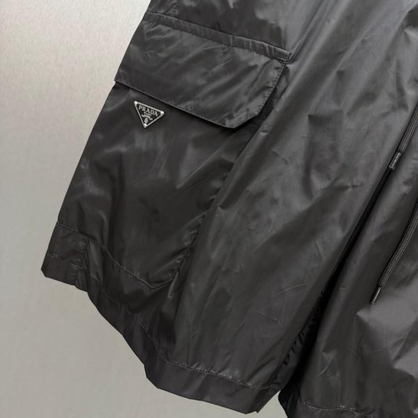 PRADA プラダ メンズ カーゴショートパンツ ナイロン 三角ロゴ 多ポケット ドローコード 軽量 機能性 ストリート 夏