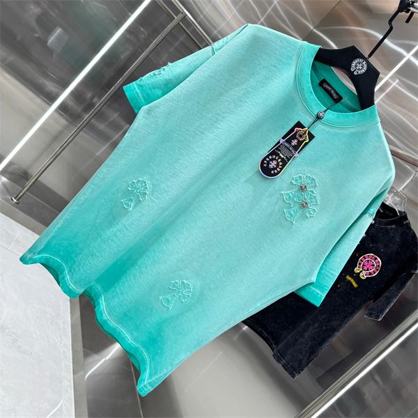 ライトブルー 半袖Tシャツ Chrome Hearts クロスパッチ装飾 クロムハーツ コピー 胸元ワンポイント クルーネック バックロゴ刺繍