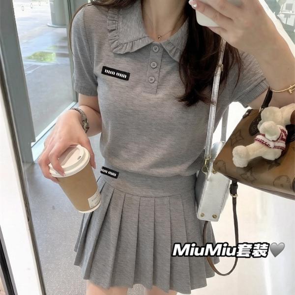 フリルカラー 半袖トップス Miu Miu グレーセット ミュウミュウ コピー プリーツスカート ロゴラベル ガーリーコーデ