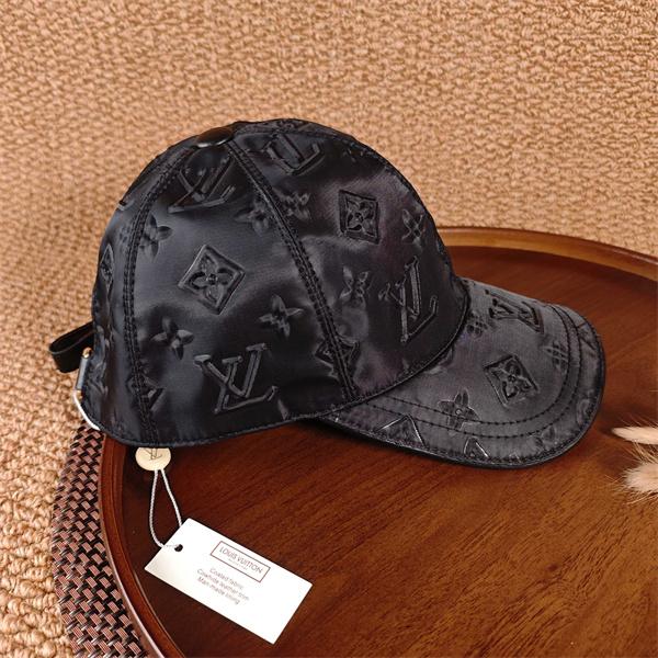 ブラウン エンボスキャップ Louis Vuitton モノグラム総柄 ルイヴィトン コピー 光沢レザー調 カーブブリム ベースボールキャップ