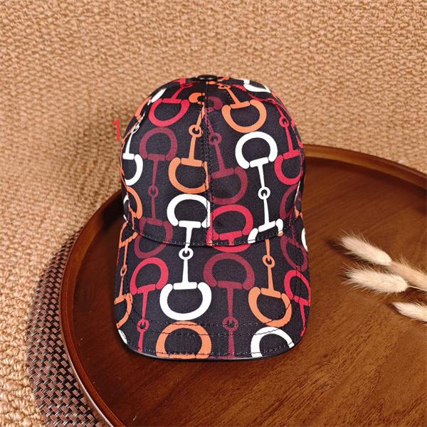 モノグラム風 キャップ GUCCI ホースビットパターン グッチ コピー ブラックボディ マルチカラー柄 カジュアル帽子