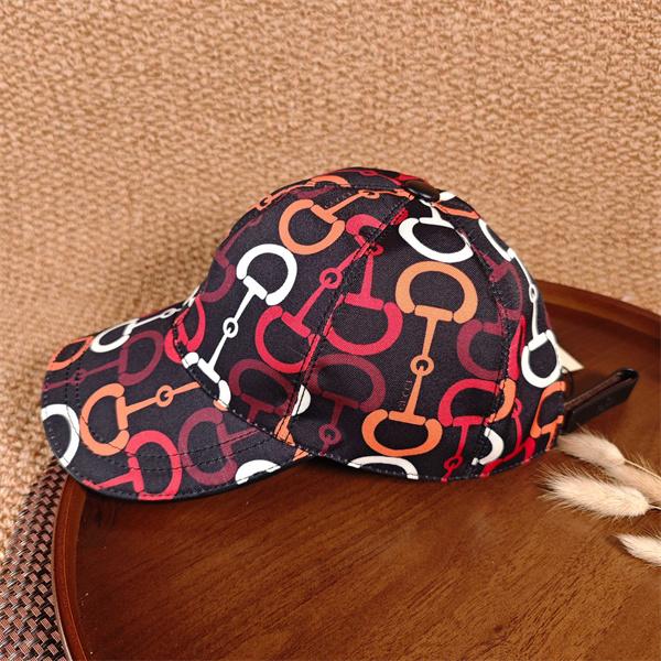 モノグラム風 キャップ GUCCI ホースビットパターン グッチ コピー ブラックボディ マルチカラー柄 カジュアル帽子