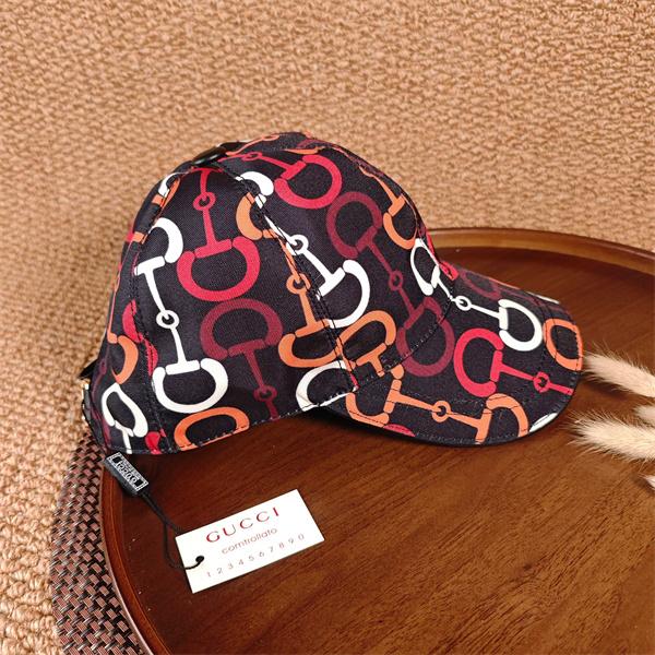 モノグラム風 キャップ GUCCI ホースビットパターン グッチ コピー ブラックボディ マルチカラー柄 カジュアル帽子