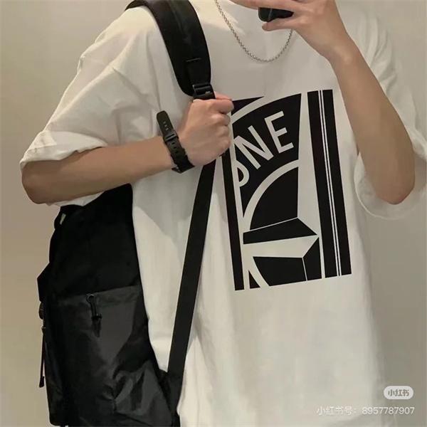 ブラック 半袖Tシャツ Stone Island フロントグラフィック ストーンアイランド コピー ホワイトプリント クルーネック ロゴデザイン