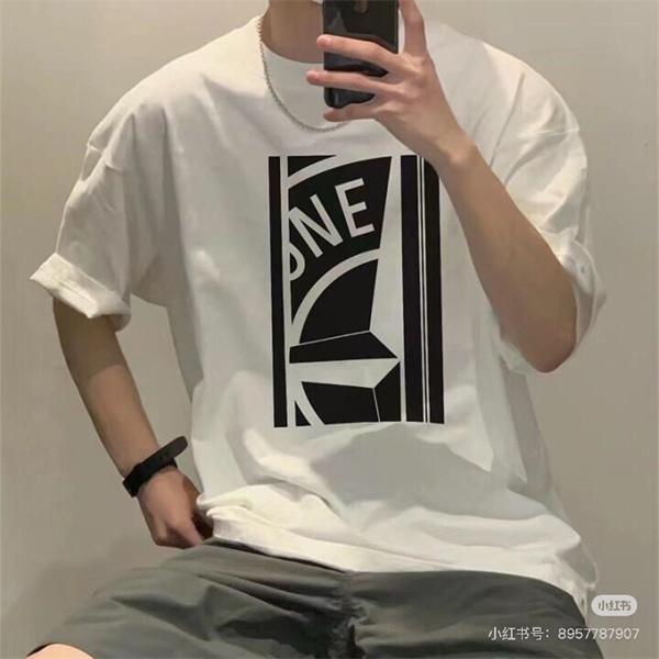 ブラック 半袖Tシャツ Stone Island フロントグラフィック ストーンアイランド コピー ホワイトプリント クルーネック ロゴデザイン