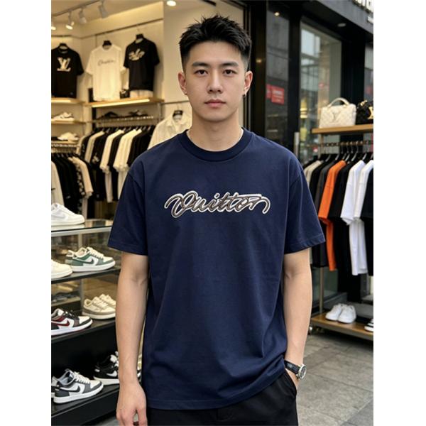  ネイビー 半袖Tシャツ Louis Vuitton 立体Vuittonロゴ ルイヴィトン コピー 光沢刺繍風 クルーネック メンズカジュアルトップス