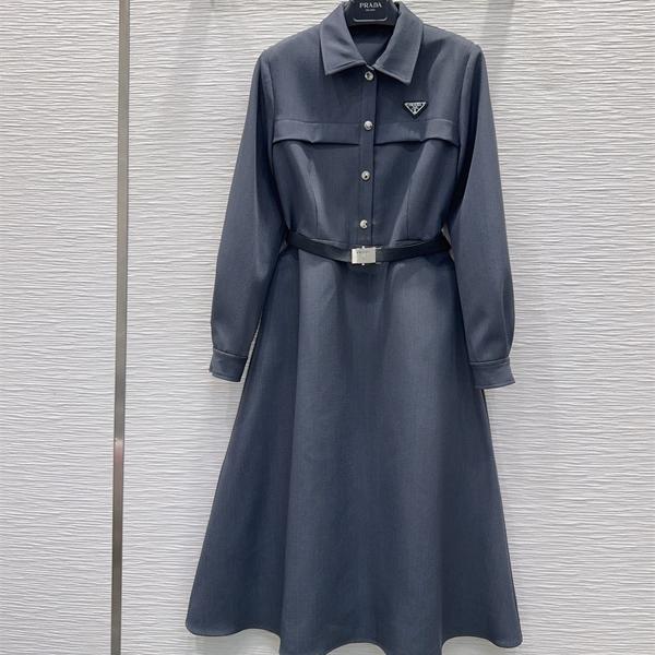 チャコールグレー 長袖シャツワンピース PRADA ベルト付き プラダ コピー 三角ロゴ フロントボタン Aラインシルエット