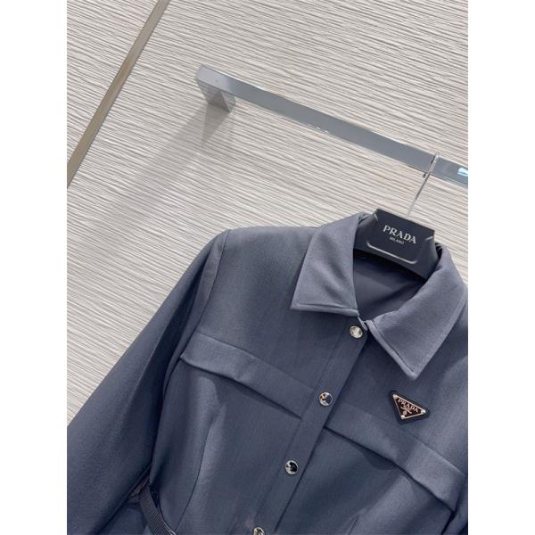 チャコールグレー 長袖シャツワンピース PRADA ベルト付き プラダ コピー 三角ロゴ フロントボタン Aラインシルエット