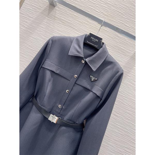 チャコールグレー 長袖シャツワンピース PRADA ベルト付き プラダ コピー 三角ロゴ フロントボタン Aラインシルエット