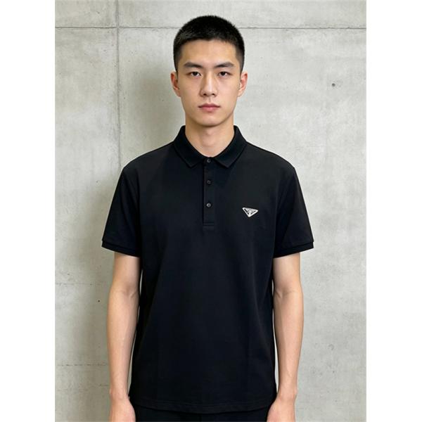 ブラック 半袖ポロシャツ PRADA 胸元三角ロゴ プラダ コピー ボタンネック メンズカジュアル ベーシックシルエット
