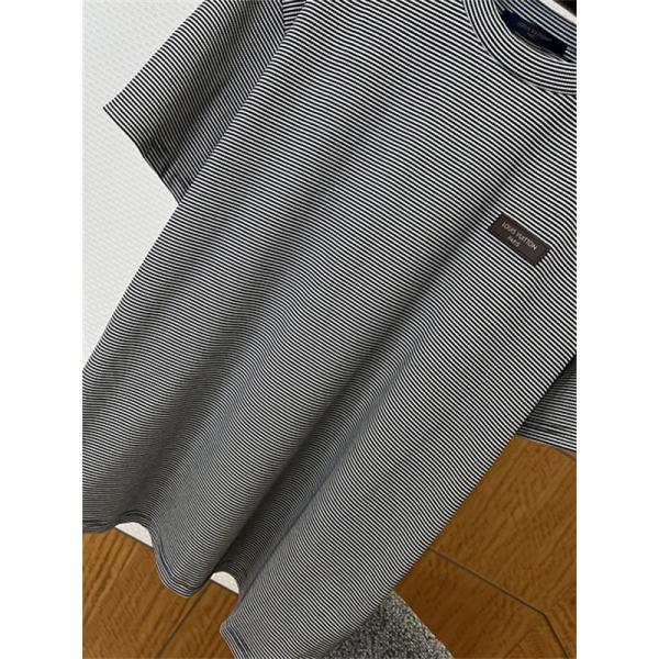  グレー 細ボーダー半袖Tシャツ Louis Vuitton ルイヴィトン コピー 胸元パッチロゴ クルーネック ゆったりシルエット