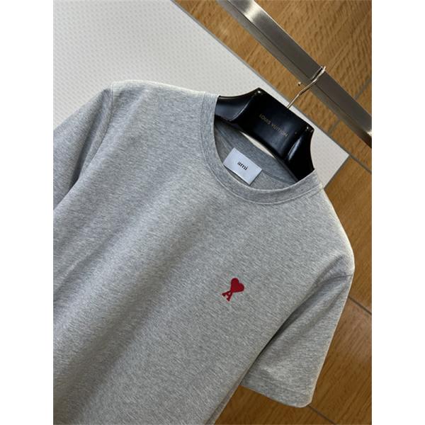 ブラック 半袖Tシャツ AMI Paris アミ パリス コピー 胸元レッドハートロゴ クルーネック 無地調 メンズカジュアルトップス