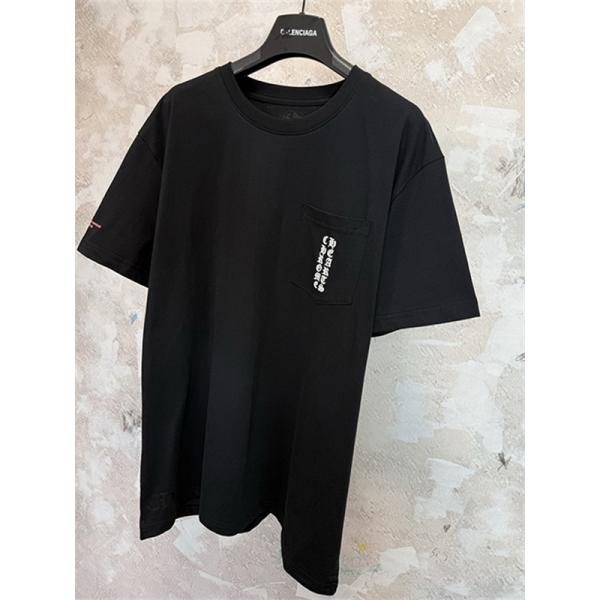  ブラック 半袖Tシャツ Chrome Hearts クロムハーツ コピー 胸ポケットロゴ バック英字プリント ゴシック文字 クルーネック