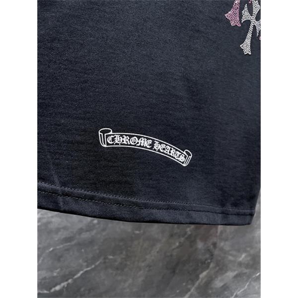 ブラック 半袖Tシャツ Chrome Hearts クロムハーツ コピー ピンククロス刺繍風 胸元ワンポイント クルーネック ゆったりシルエット