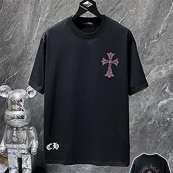 ブラック 半袖Tシャツ Chrome Hearts クロムハーツ コピー ピンククロス刺繍風 胸元ワンポイント クルーネック ゆったりシルエット