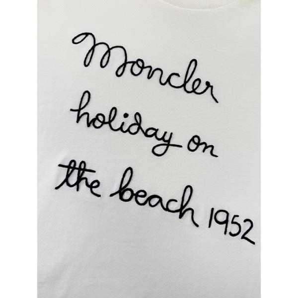  ホワイト 半袖Tシャツ MONCLER モンクレール コピー フロント筆記体ロゴ 袖ワッペン クルーネック ゆったりシルエット