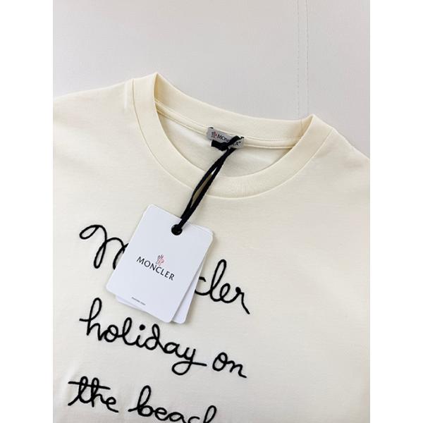  ホワイト 半袖Tシャツ MONCLER モンクレール コピー フロント筆記体ロゴ 袖ワッペン クルーネック ゆったりシルエット