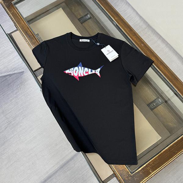 デイリーウェア ブラック ロゴTシャツ MONCLER モンクレール コピー シャークグラフィック 半袖 丸首 フロントプリント 