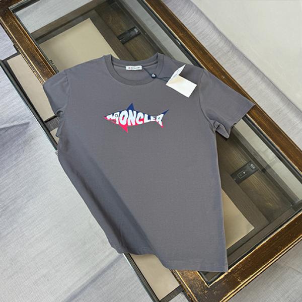  デイリーウェア ブラック ロゴTシャツ MONCLER モンクレール コピー シャークグラフィック 半袖 丸首 フロントプリント 