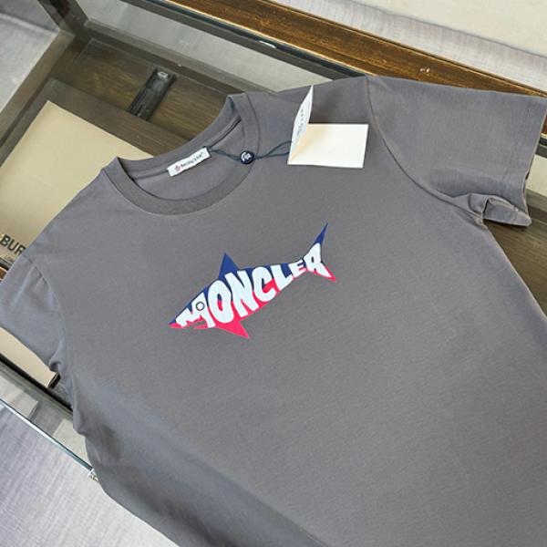  デイリーウェア ブラック ロゴTシャツ MONCLER モンクレール コピー シャークグラフィック 半袖 丸首 フロントプリント 