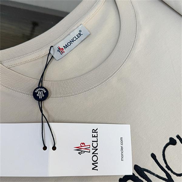 ホワイト 半袖Tシャツ MONCLER モンクレール コピー TOMORROW IS SMILINGロゴ クルーネック フロント英字プリント すっきりシルエット