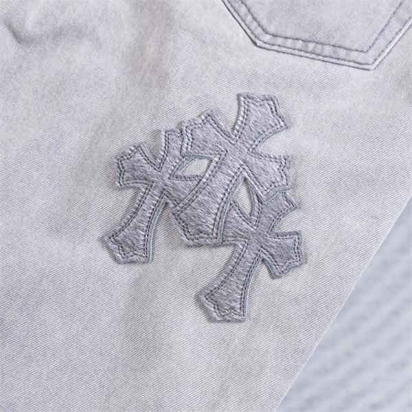 ライトグレー デニムパンツ Chrome Hearts クロムハーツ コピー クロス刺繍パッチ ウォッシュ加工 ストレートシルエット 5ポケットジーンズ