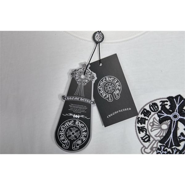 ホワイト 半袖Tシャツ Chrome Hearts クロムハーツ コピー 胸元ワンポイントロゴ バックビッグクロスグラフィック クルーネック モノトーンデザイン