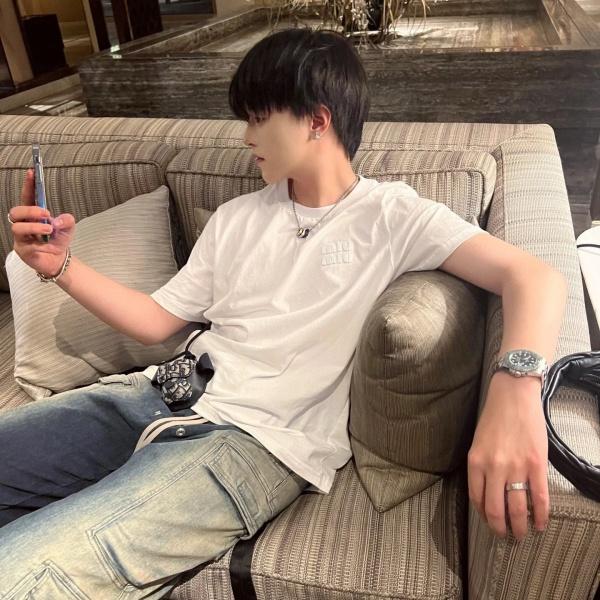2026新作 MIUMIU コピー ミュウミュウ 刺繍ロゴ 半袖Tシャツ メンズ クルーネック ホワイト シンプル ミニマル カジュアル