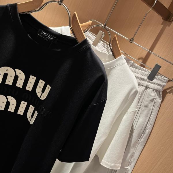 2026新作 MIUMIU ミュウミュウ コピー ロゴプリント 半袖Tシャツ メンズ クルーネック ブラック オーバーサイズ ストリート カジュアル