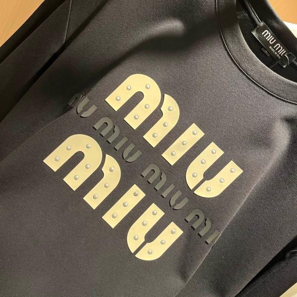2026新作 MIUMIU ミュウミュウ コピー ロゴプリント 半袖Tシャツ メンズ クルーネック ブラック オーバーサイズ ストリート カジュアル