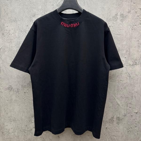 2026新作 MIUMIU コピー ミュウミュウ ネックロゴ 半袖Tシャツ メンズ クルーネック ブラック ミニマル オーバーサイズ モード カジュアル