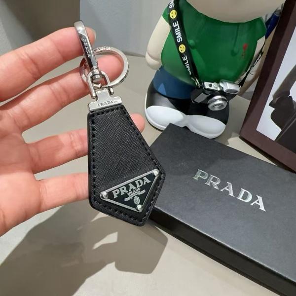 2026新作 PRADA プラダ コピー サフィアーノレザー キーホルダー メンズ レディース ブラック キーリング バッグチャーム ロゴデザイン