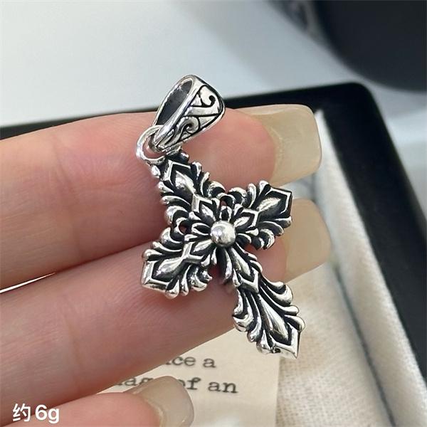 クロムハーツ十字架ペンダントコピーChrome Hearts 人気おしゃれアクセサリーコーディネート