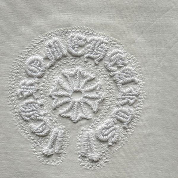 CHROME HEARTS クロムハーツ ホワイト 半袖Tシャツ 胸元エンボスロゴ クルーネック 爽麗 ゆったり 人気 トップス