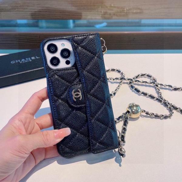 CHANEL シャネル 2026 キャビア調キルティング チェーンストラップ iPhoneケース ショルダーウォレット風 カード収納 ロゴ金具 スマホケース iPhone14 iPhone15 iPhone16 iPhone17 Pro Max対応