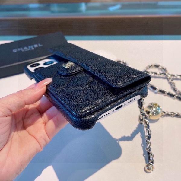 CHANEL シャネル 2026 キャビア調キルティング チェーンストラップ iPhoneケース ショルダーウォレット風 カード収納 ロゴ金具 スマホケース iPhone14 iPhone15 iPhone16 iPhone17 Pro Max対応