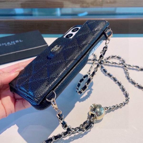 CHANEL シャネル 2026 キャビア調キルティング チェーンストラップ iPhoneケース ショルダーウォレット風 カード収納 ロゴ金具 スマホケース iPhone14 iPhone15 iPhone16 iPhone17 Pro Max対応