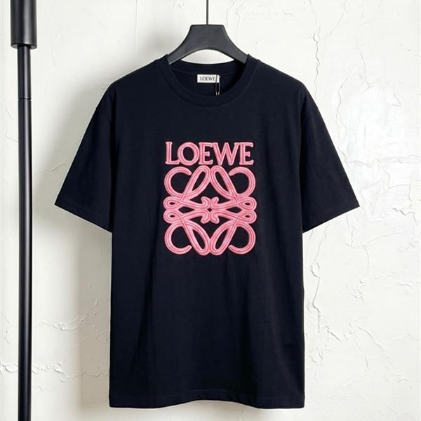 リピート人気 LOEWE ロエベ コピー Tシャツ メンズ 立体ロゴ ピンク刺繍アクセント 一枚で決まる