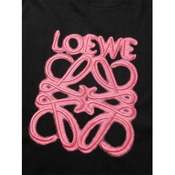 リピート人気 LOEWE ロエベ コピー Tシャツ メンズ 立体ロゴ ピンク刺繍アクセント 一枚で決まる