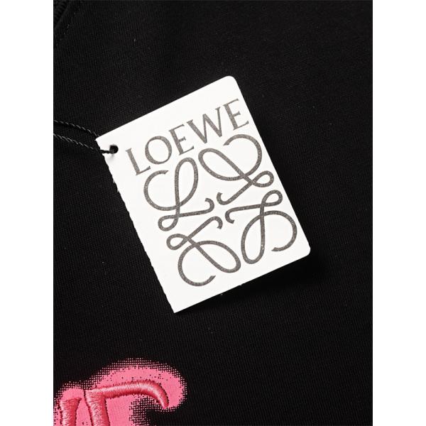 リピート人気 LOEWE ロエベ コピー Tシャツ メンズ 立体ロゴ ピンク刺繍アクセント 一枚で決まる