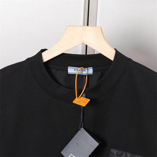 カジュアル半袖 ロゴポケットデザイン メンズ 高見え PRADA プラダ コピー Tシャツ 人気モデル
